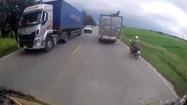 [動画0:28]トラックを追い越すバイクが事故・・・！まさかの結末に・・・