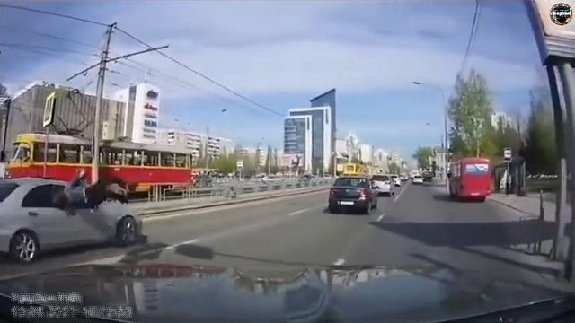 [動画1:19]赤信号で道路を渡る女性がはねられる瞬間