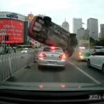 [動画0:57]激しくクラッシュ・・・！車のルーフを転がる車