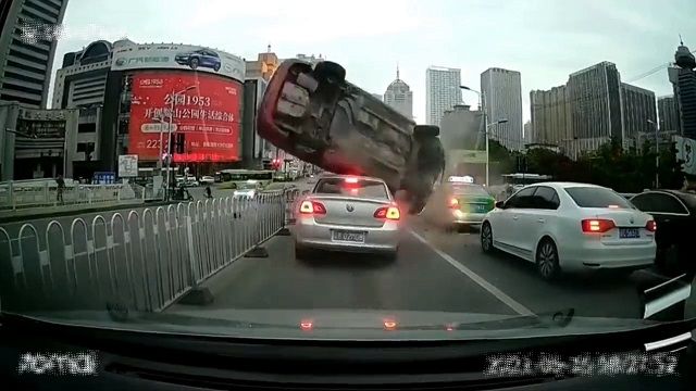 [動画0:57]激しくクラッシュ・・・！車のルーフを転がる車
