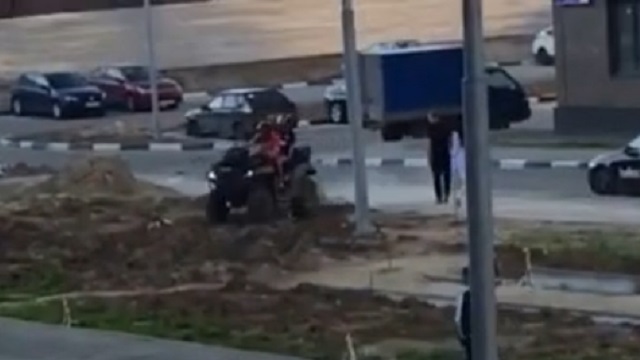[動画0:10]四輪バギーが横転、男性2人が下敷きに・・・
