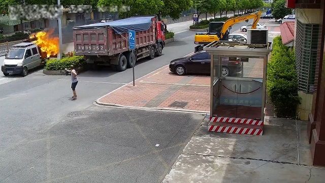 [動画0:47]炎上するトラック、消防署に来て消火してもらう