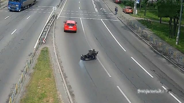 [動画0:10]ヘルメットを着用していないライダーさん、投げ出される