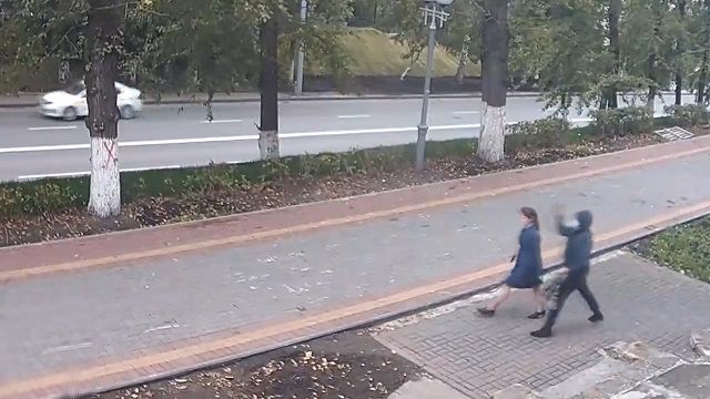 [動画0:19]ロシアの警察、顔が映っているのに犯人を特定できない