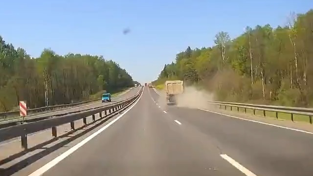 [動画0:15] トラックのタイヤがバースト、横転する