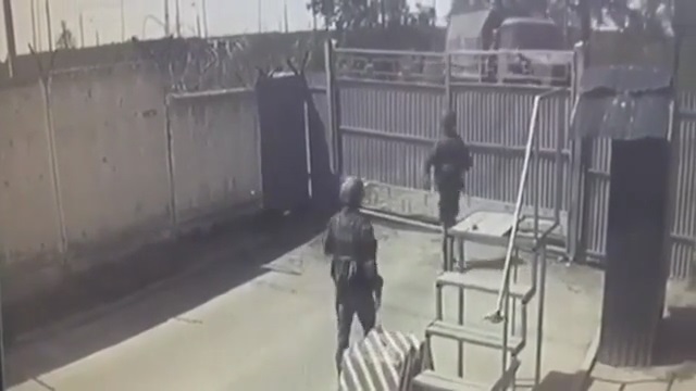 [動画0:21]ロシア連邦軍、ゲートを開けようとした兵士を轢く