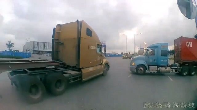 [動画0:39]何があった？ゆっくり進み続けるトラック、別のトラックに衝突