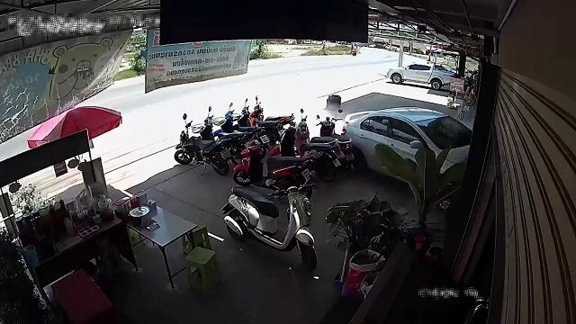 [動画3:04]コントロールを失った車、バイクショップに突っ込む