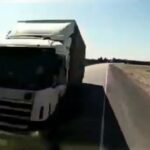 [動画0:47] 衝突したトラックが炎上・・・、悲惨な事故に・・・