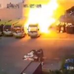 [動画0:30]中国の電動バス、突然炎上する