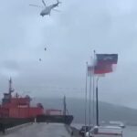 [動画0:32] ロシアの特殊部隊、ヘリからの降下中に転落