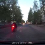 [動画0:40] 猛スピードのライダーさん、交差点で吹っ飛ばされる