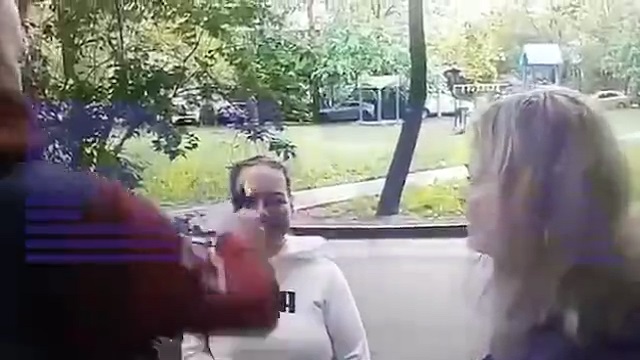 [動画0:21] ロシア人フィギュアスケートコーチ、女性の額に信号拳銃を撃つ