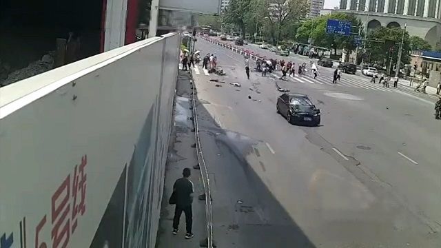 [動画0:29] 猛スピードの車が横断歩道に・・・！歩行者が宙を舞う・・・