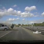 [動画0:26] 対向車線で激しく事故・・・！巻き込まれてしまう映像