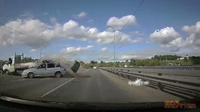 [動画0:26] 対向車線で激しく事故・・・！巻き込まれてしまう映像