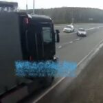 [動画1:30] 追突した車が対向車線へ、さらにトラックとも衝突・・・