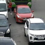 [動画0:16] 信号待ちの車の間を横断する女性、ミキサー車に轢かれる