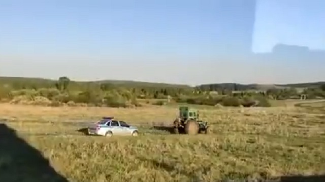[動画0:47] 警察から逃げるトラクター、理由は・・・