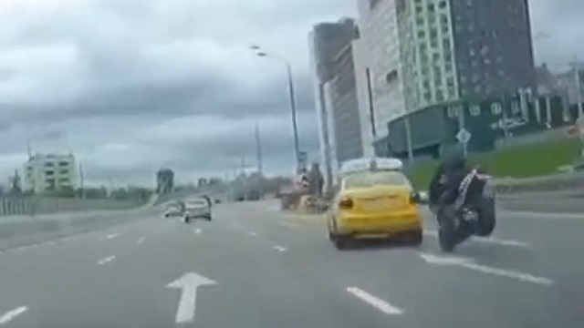 [動画0:06] タクシーに追突したライダー、車に乗ってしまう