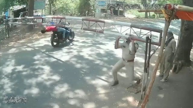 [動画0:38] 検問所を突破するバイク、ゲートに顔面直撃して死亡