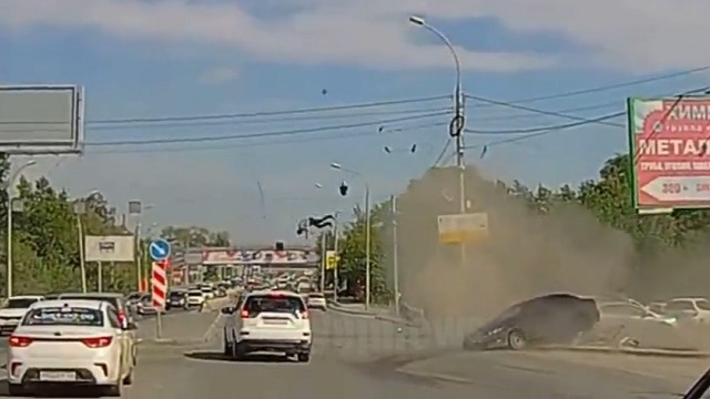 [動画0:26] 左車線から右折・・・、衝突した車から運転手が投げ出される