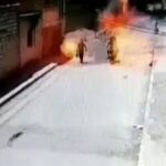 [動画0:36] 隠していた爆弾が爆発、バイクが吹っ飛ぶ
