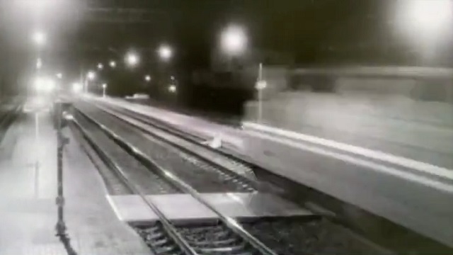[動画0:29] ホームから酔っ払いが転落・・・、直後に列車が通過！