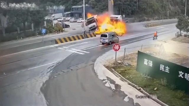 [動画0:52] 中国でトラック２台が衝突！大爆発を起こす