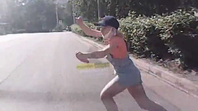 [動画0:21] 車道に飛び出した少女、車にはね飛ばされる