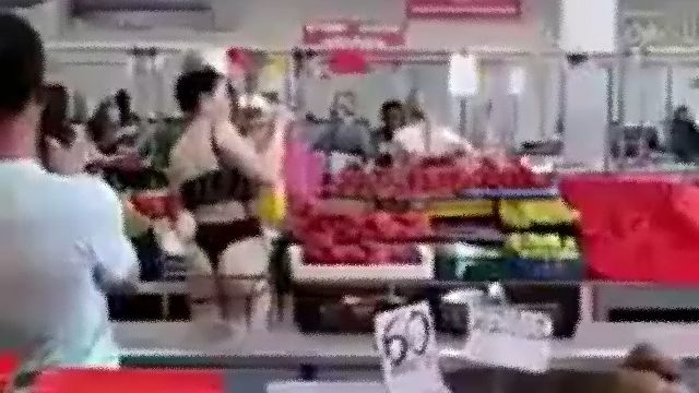 [動画0:26] ロシア人女性、露出度の高い姿で買い物をする