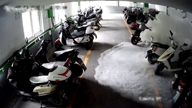 [動画1:03] 中国の電動バイク、充電中に大爆発！