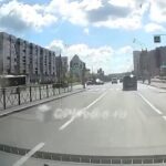 [動画1:11] 街灯に衝突したバス、とんでもない状態になる