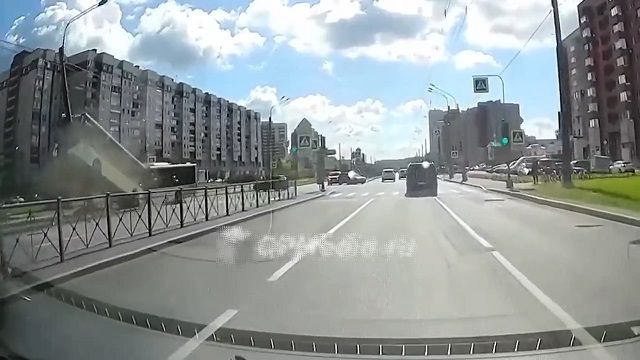 [動画1:11] 街灯に衝突したバス、とんでもない状態になる