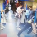 [動画0:08] 女性の敵！地下鉄で女性の尻を触って逃げる男