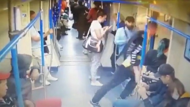 [動画0:08] 女性の敵！地下鉄で女性の尻を触って逃げる男