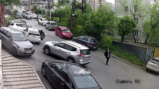 [動画0:22] 起亜、路駐の日本車５台に突っ込む
