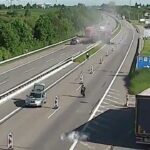 [動画1:26] 高速道路でトラックが道路整備車に追突、悲惨な事故に