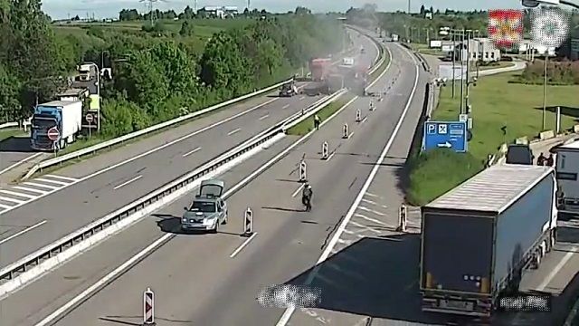 [動画1:26] 高速道路でトラックが道路整備車に追突、悲惨な事故に