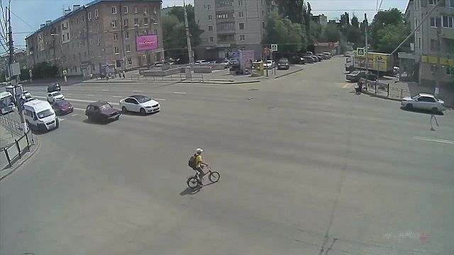 [動画0:59] 高齢サイクリスト、信号無視して車と事故