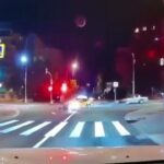 [動画0:23] バイクとタクシーが衝突！ライダーが宙を舞う・・・