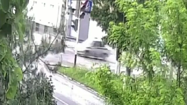 [動画0:04] ロシア国家親衛隊、飛び出してきた子供をはねる