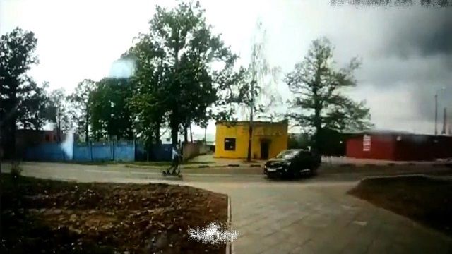 [動画0:05] 電動スクーターの男性、車の下に飛び込んでしまう・・・