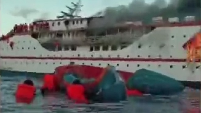 [動画1:06] フェリーで火災！海に飛び込んだ人の映像