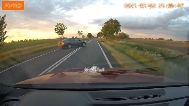 [動画0:41] 無免許・飲酒運転の男、猛スピードでクラッシュ