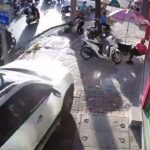 [動画1:07] 女性ドライバー、歩道を暴走し歩行者をはねる