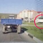 [動画0:12] バックしてきたトラックが少年を轢く・・・