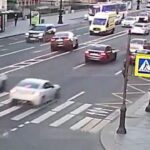 [動画0:19] センターラインを越えた車、救急車に衝突