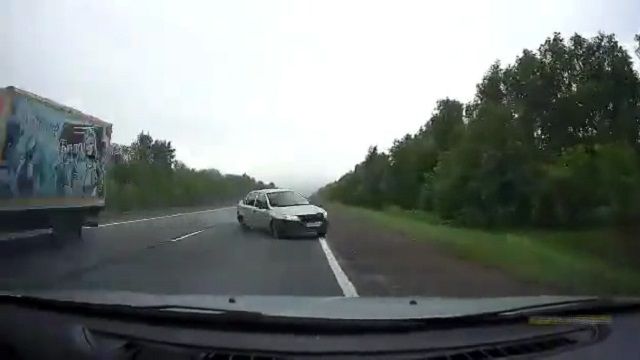 [動画0:28] これは避けられない・・・、制御を失った車が突っ込んでくる映像
