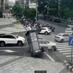 [動画0:36] 女性ドライバー、猛スピードでガードマンボックスを破壊する